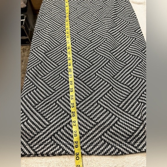 BAR III Black and white geometric print knit‎ pencil skirt size L. - Picture 7 of 8